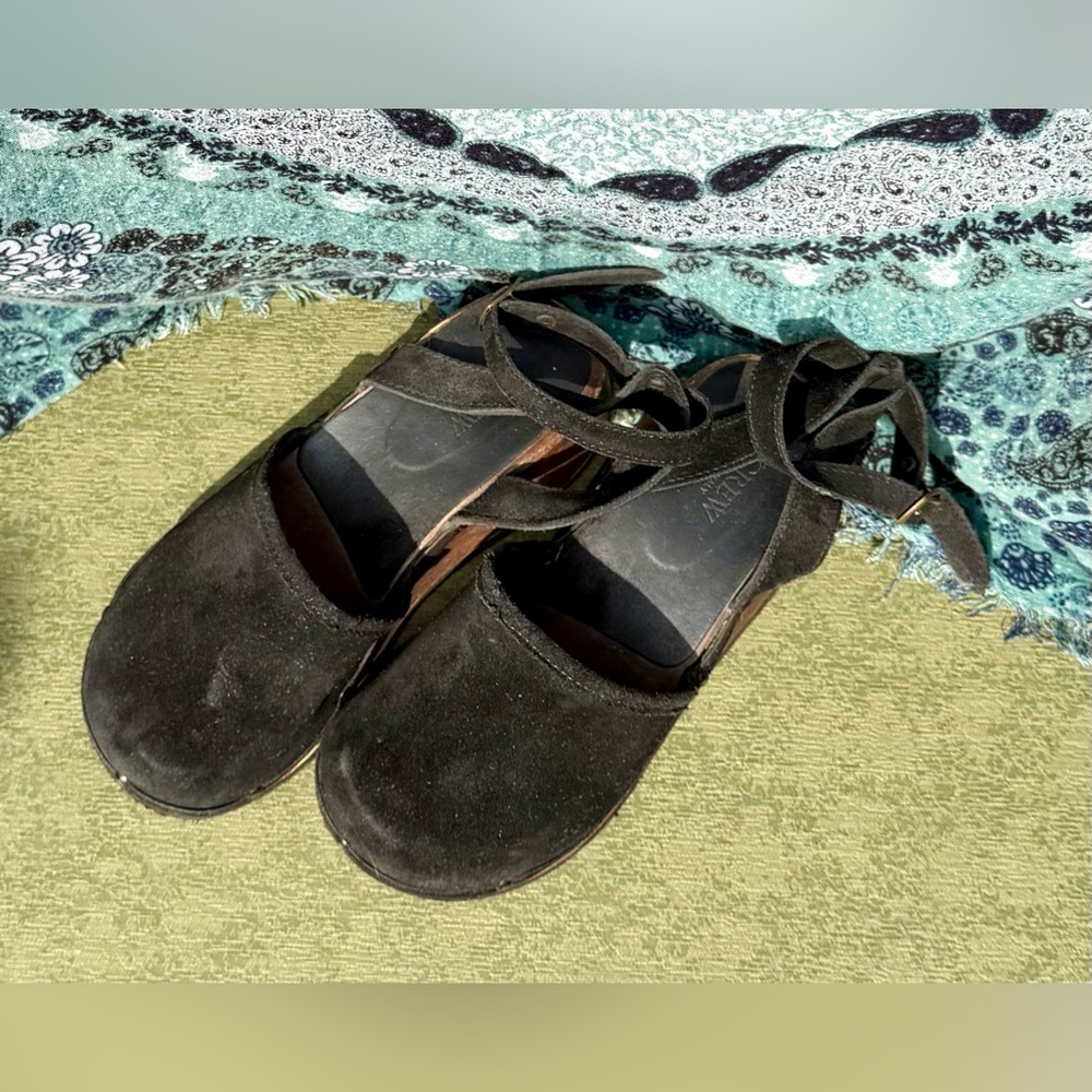 Vintage women’s J. Crew Black Platform Shoes. Size 7.5/8